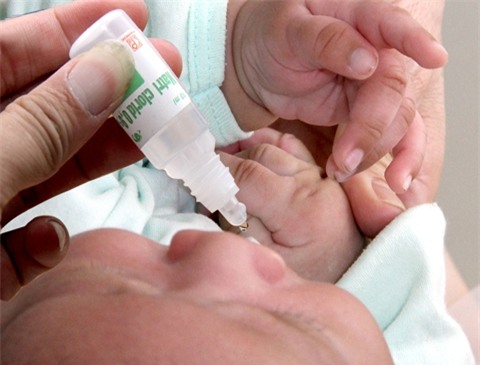 Cẩn trọng khi sử dụng nước muối sinh lý chăm sóc trẻ