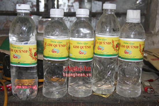 Bắt quả tang cơ sở sản xuất dấm gạo bằng axit với nước lã