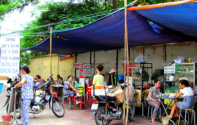 Mối nguy hiểm từ hàng quán vỉa hè