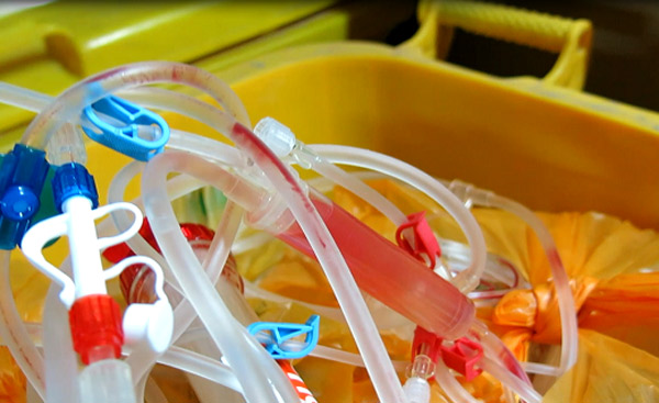 Bơm ống tiêm y tế được tái chế thành đồ nhựa sinh hoạt