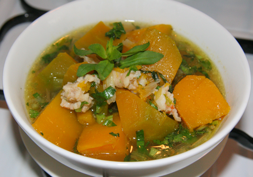 dinhduonghoc.com - Canh bí đỏ nấu sườn