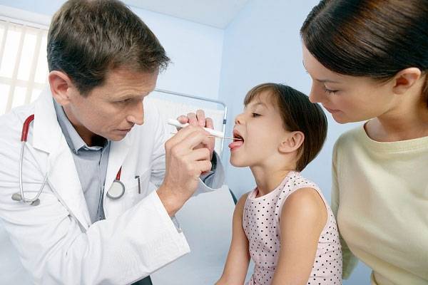 dinhduonghoc.com - Ba mẹ cần lưu ý những gì khi trẻ bị viêm amidan