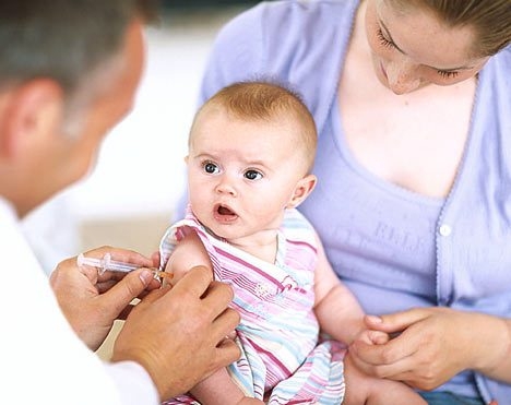 dinhduonghoc.com - Tiêm chủng đề phòng cho trẻ làm giảm nguy cơ mắc bệnh bạch cầu