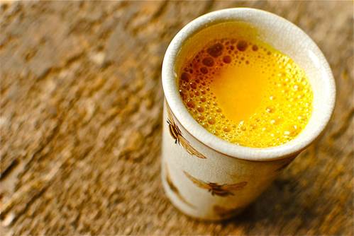 dinhduonghoc.com - Dưỡng da trắng, giảm mỡ bụng bằng nước nghệ tươi