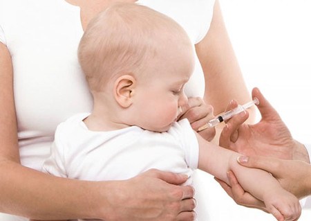 dinhduonghoc.com - Tiêm chủng đề phòng cho trẻ làm giảm nguy cơ mắc bệnh bạch cầu