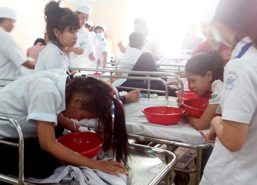 dinhduonghoc.com - Cách nhận biết biểu hiện và xử lý khi gặp người ngộ độc thực phẩm